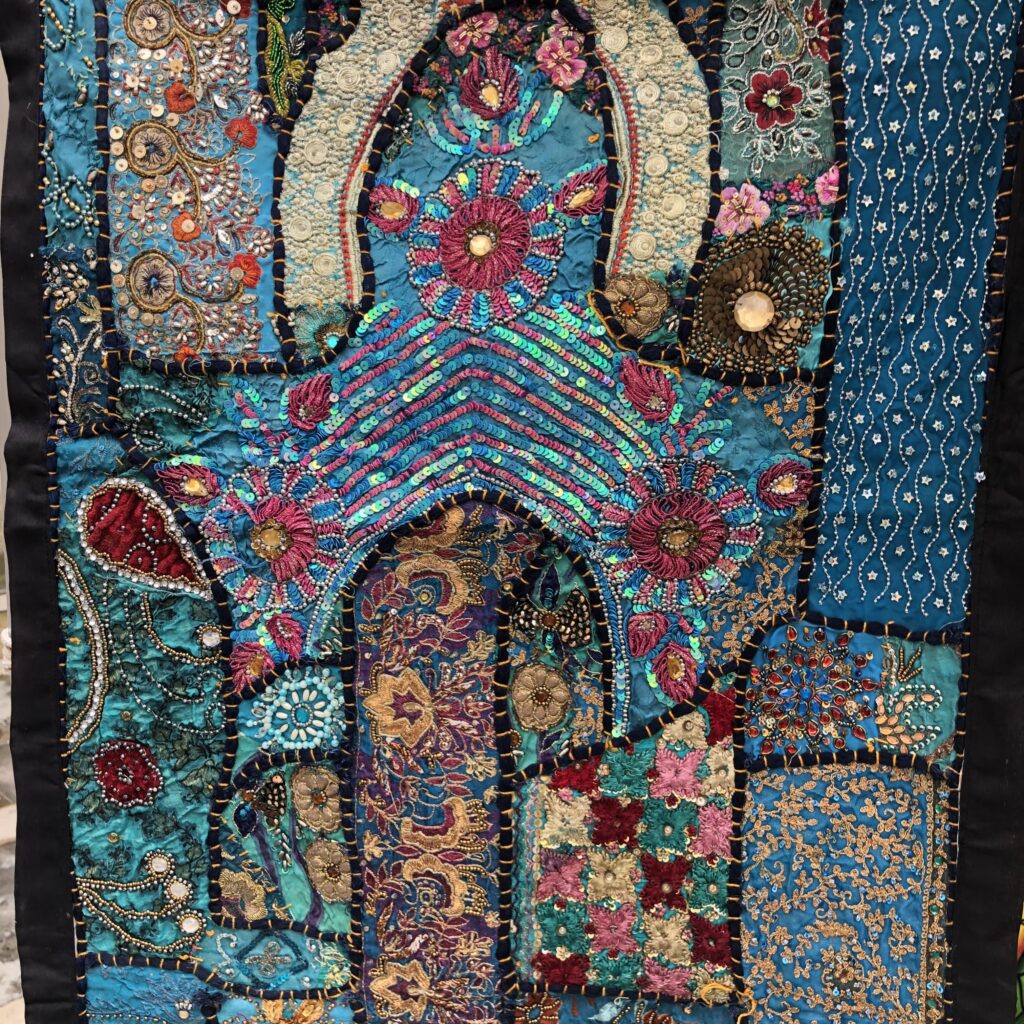 tenture patchwork pièces passementerie vêtements cérémonie