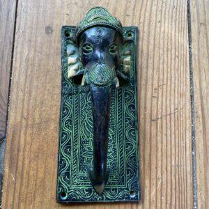 poignée laiton tête elephant sur plaque gravee 1