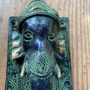 poignée laiton tête elephant sur plaque gravee details 3