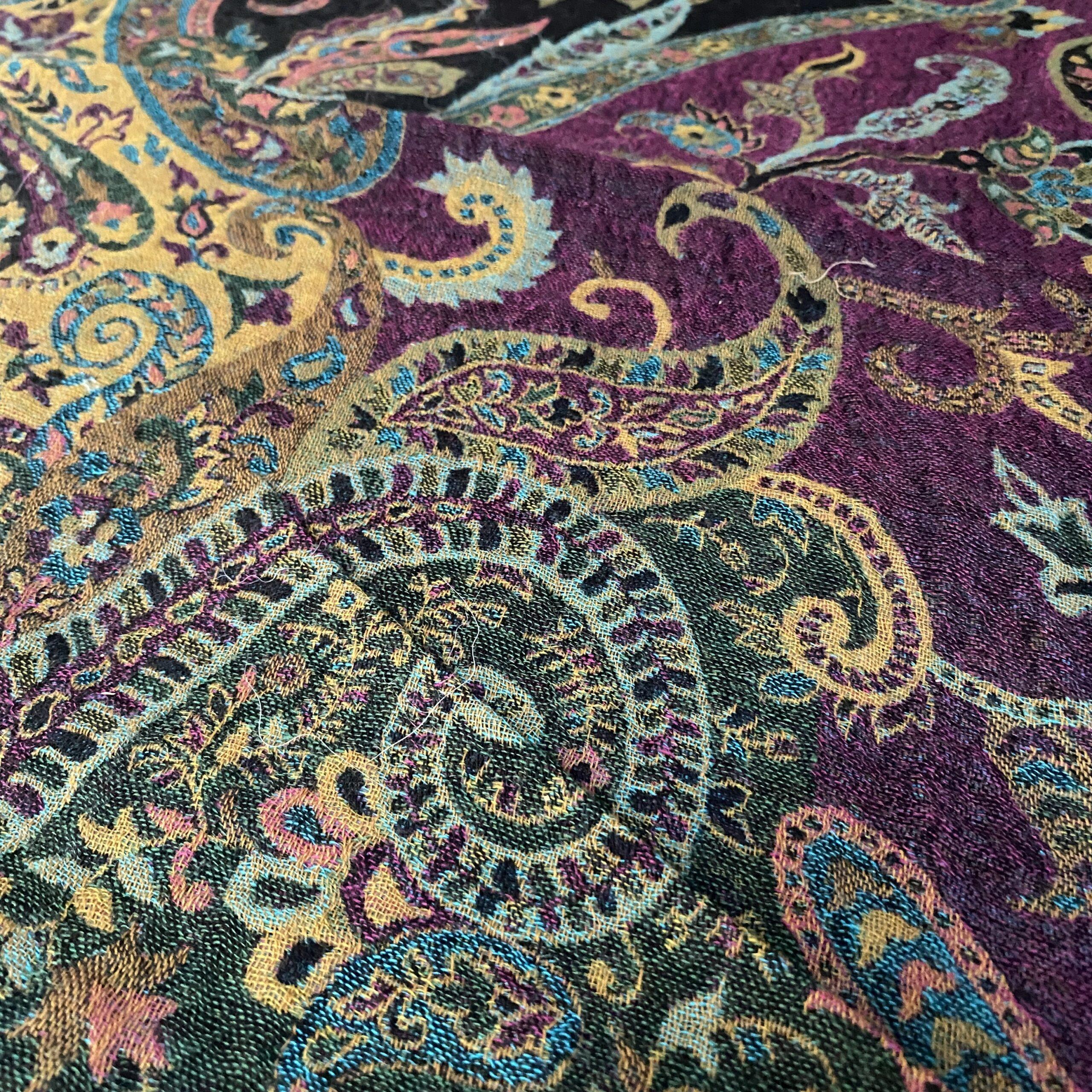couvertutre tissée noire violet turquoise details
