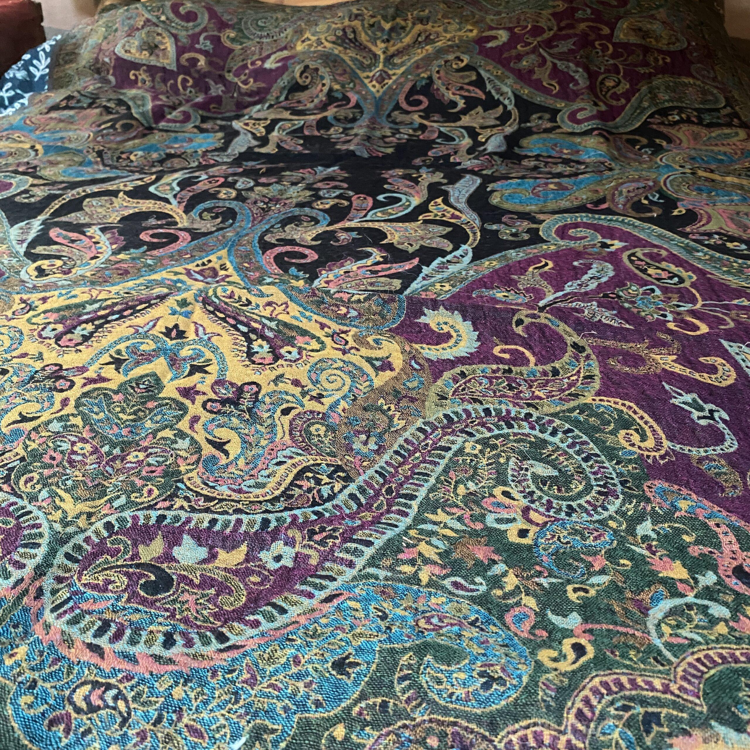 couvertutre tissée noire violet turquoise recto details