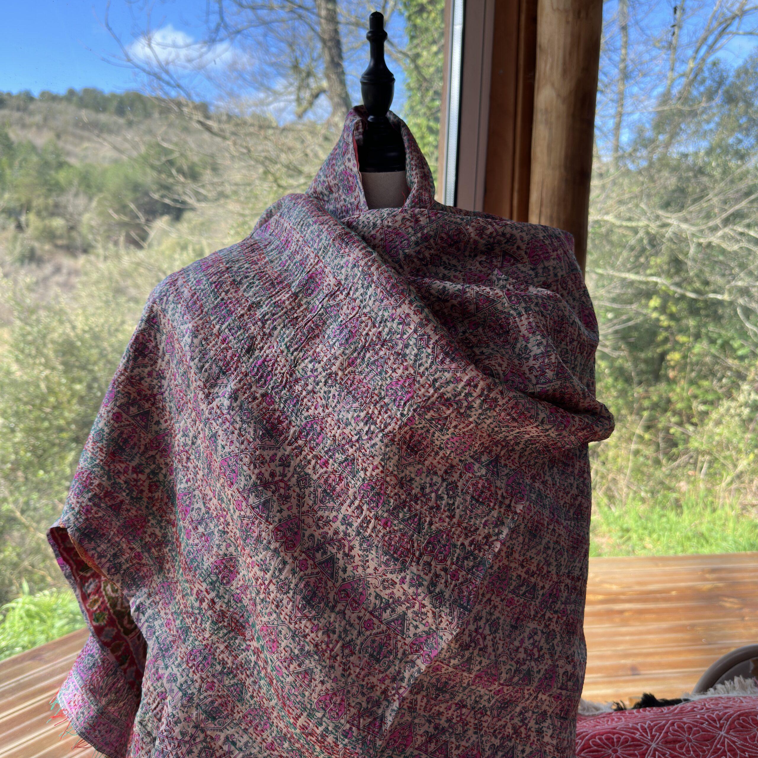 chale kantha rose fleuri et beige rouge vert 1