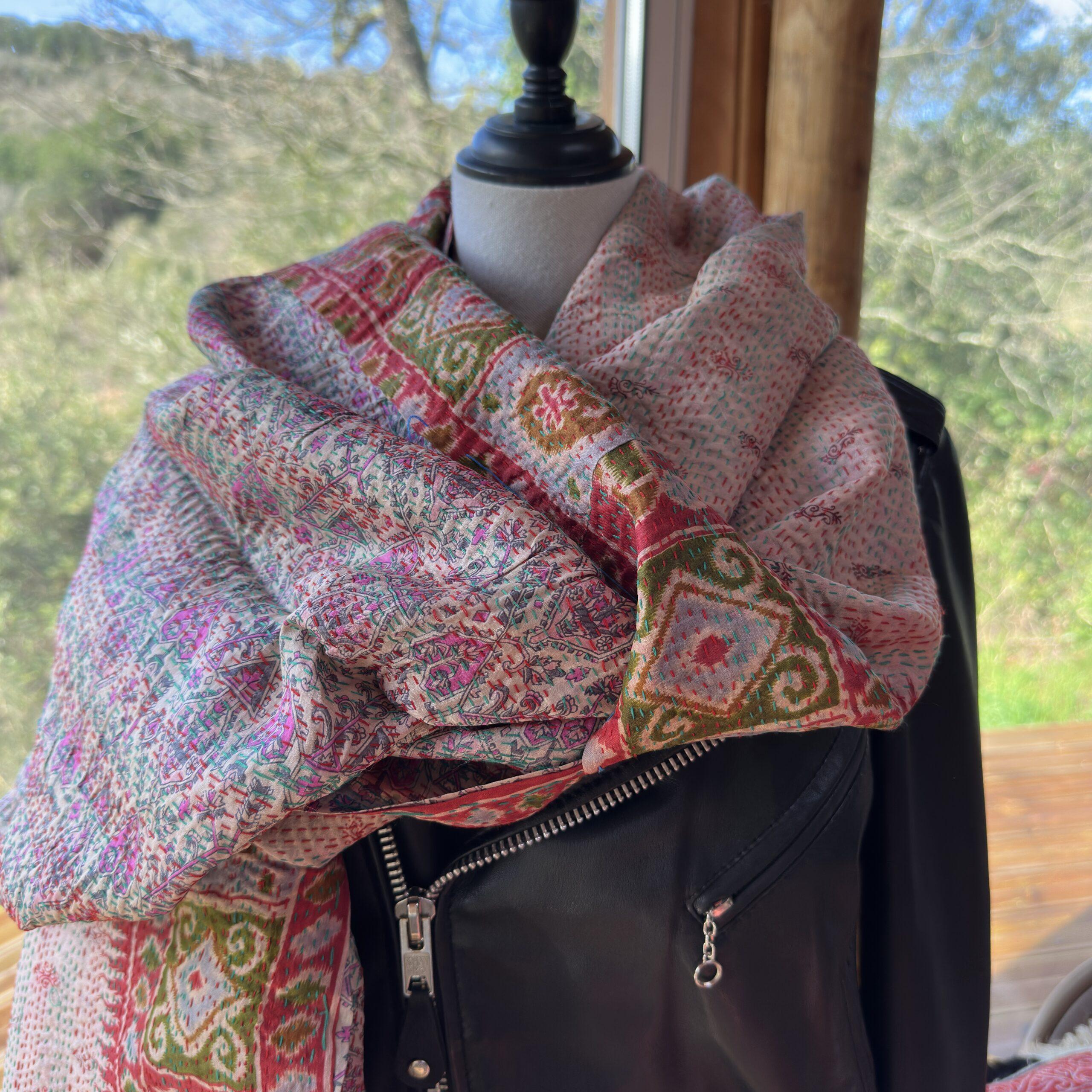 chale kantha rose fleuri et beige rouge vert 3