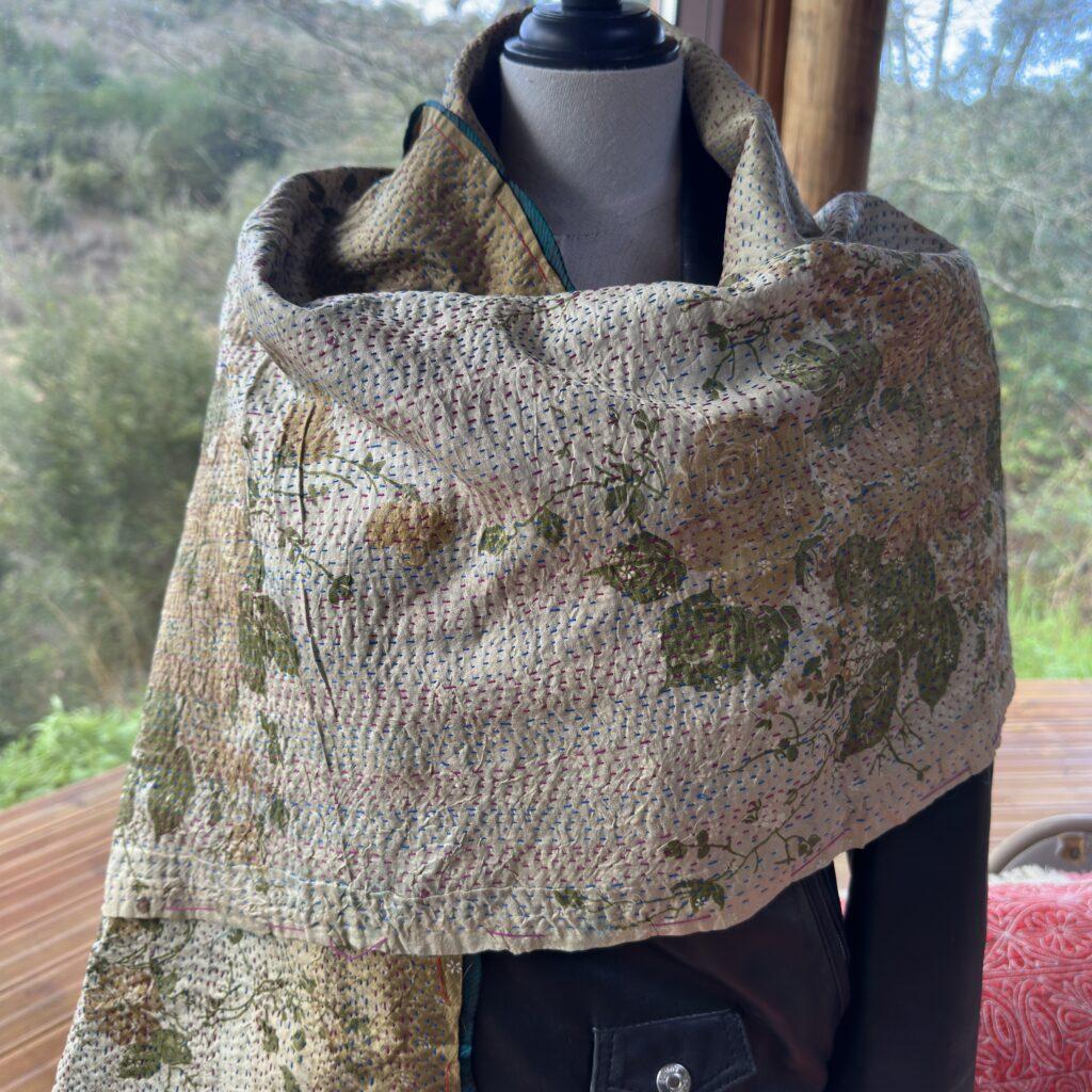 echarpe kantha bleu petrole et beige fleurs 2